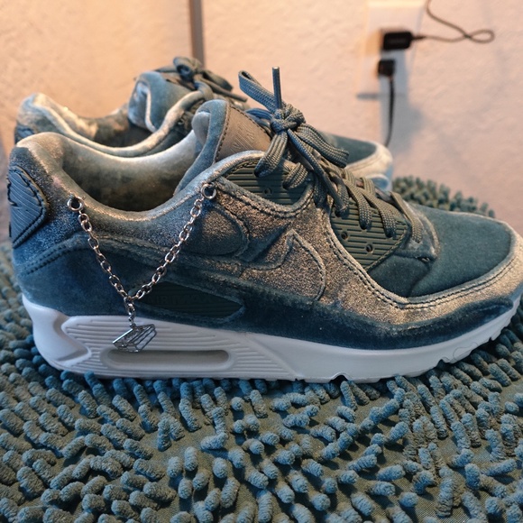 Nike Air Max 90 velvet sneakers in ash green/metallic silver - Picture 2 of 5